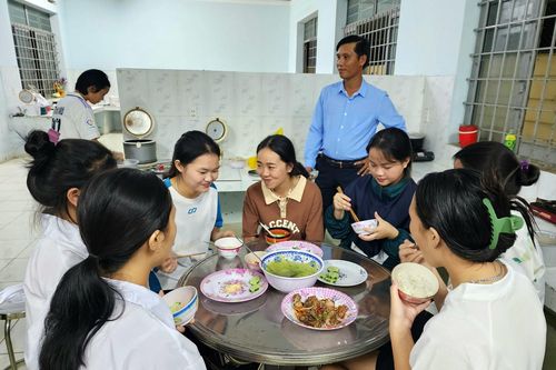 'Nhường cơm sẻ áo' cho trò nghèo