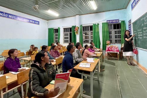 Con đứng lớp dạy chữ cho mẹ