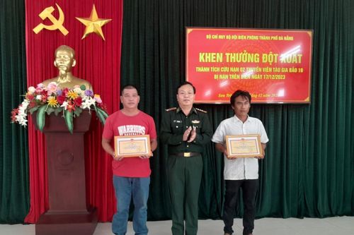 Khen thưởng đột xuất thành tích cứu sống 2 thuyền viên trôi dạt trên biển