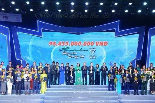 Petrolimex trao 2 tỷ đồng ủng hộ tại chương trình 'Mùa xuân cho em'