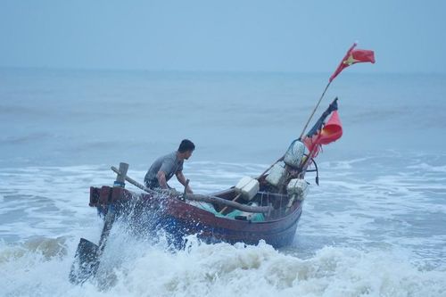 Ngư dân cơ cực bám biển mưu sinh giữa thời tiết giá rét