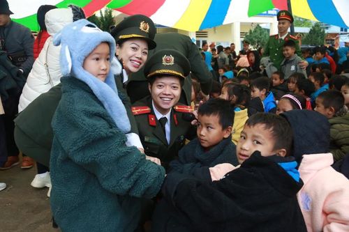 Tuổi trẻ Công an Thủ đô tổ chức hành trình nghĩa tình biên giới tại Hà Giang