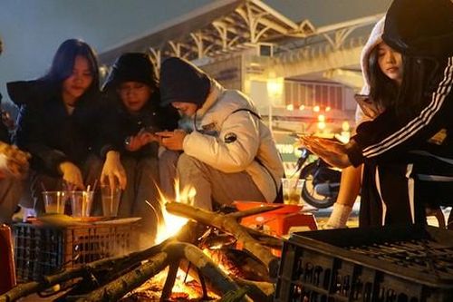 Người Hà Nội đốt lửa, nướng khoai, uống trà nóng... để xua đi cái lạnh giá giữa đêm đông