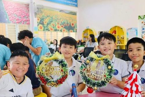 Giáo viên, học sinh làm vòng nguyệt quế Giáng sinh tặng các bạn nhỏ hoàn cảnh khó khăn