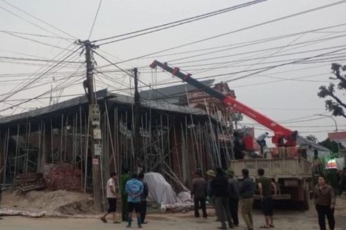 Sập sàn bê tông, một người bị vùi lấp