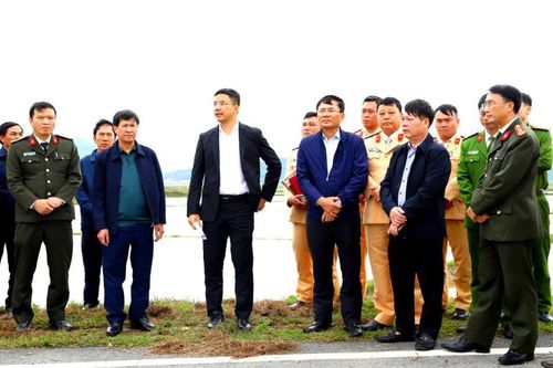 Giám đốc Công an tỉnh Hà Tĩnh thị sát tuyến đường ven biển sau vụ tai nạn