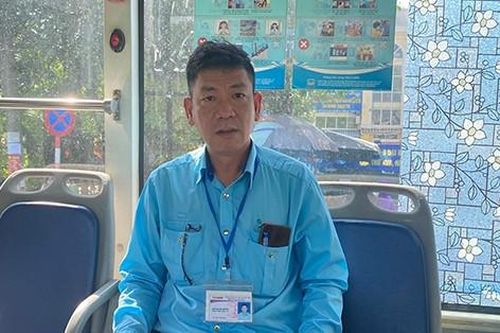 Vị khách U50 quát tháo đòi ghế, phụ xe buýt nói 5 câu khiến cả xe tán thưởng