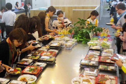 Người Nhật thưởng tiền để nhân viên lên văn phòng, đi ăn trưa cùng đồng nghiệp