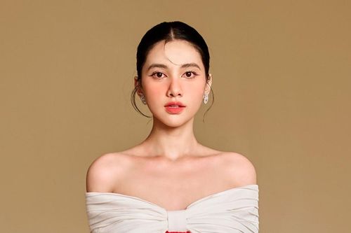 Người đẹp Cẩm Đan khoe vai trần gợi cảm
