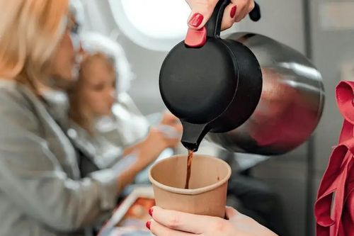 Vì sao không bao giờ nên uống cà phê trên máy bay?