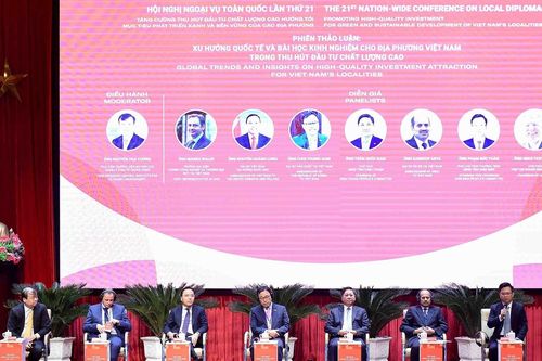 'Trải chiếu hoa' mời gọi đầu tư, 'trải thảm đỏ' thu hút nhân tài