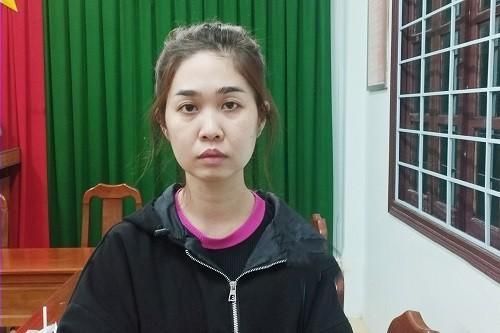 Tống đạt Quyết định khởi tố, bắt tạm giam nữ nhân viên trộm hơn 160 lượng vàng