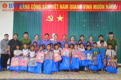 Chi đoàn VKSND tỉnh Quảng Ngãi phối hợp tổ chức chương trình 'Ấm áp mùa đông'