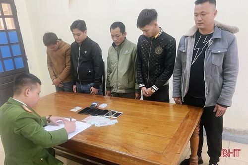 Bắt 5 đối tượng 'đánh liêng' ăn tiền