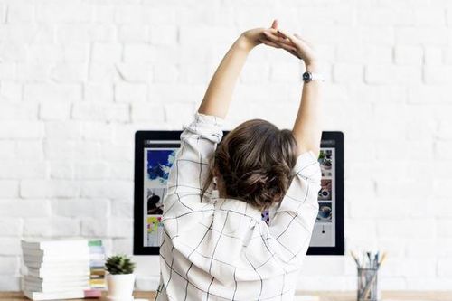 Ngồi sai tư thế không phải nguyên nhân duy nhất gây đau mỏi vai gáy ở dân văn phòng