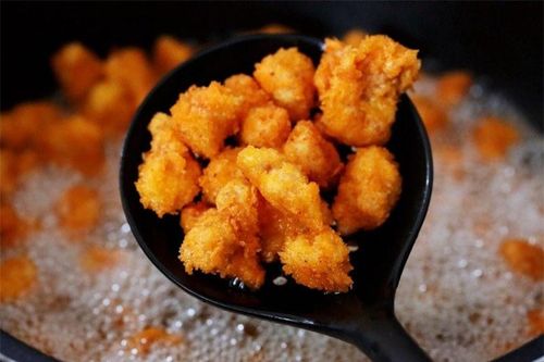 Ức gà hơi khô nhưng đem tẩm bột chiên kiểu này mềm trong, giòn ngoài đến người khó tính cũng phải thích