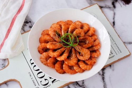 Vẫn là tôm rang nhưng cho thìa gia vị này mùi thơm độc đáo, màu lên vẫn đỏ đẹp