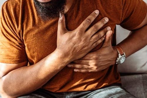 Bỏng rát ở ngực: Phân biệt dấu hiệu cơn đau tim và chứng ợ nóng