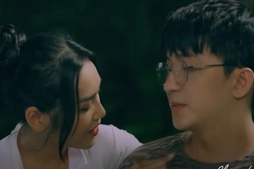 'Chúng ta của 8 năm sau' tập 19: Tùng bị cô hàng xóm gạ tình