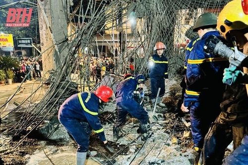 Khẩn trương tìm kiếm nạn nhân mắc kẹt dưới sàn bê tông đổ sập