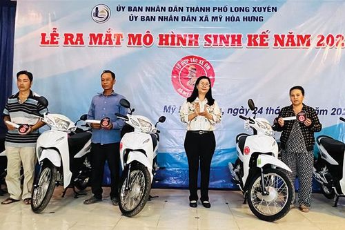 Giảm nghèo bằng nghề… 'xe ôm'
