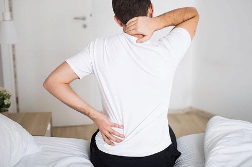 Bác sĩ trả lời: Đau lưng kéo dài là bệnh gì?