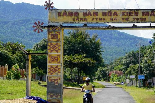 Lần đầu đến làng bok Núp