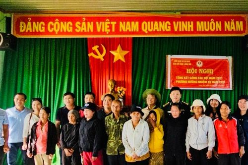 Tặng hơn 100 suất quà cho người nghèo huyện Đức Cơ, Kông Chro, Mang Yang
