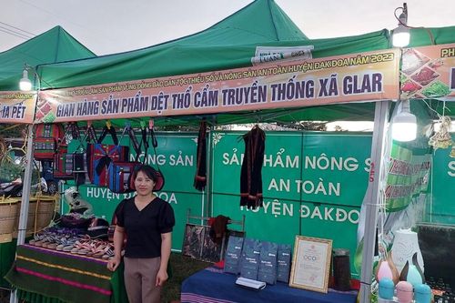 Phiên chợ triển lãm nông sản an toàn và sản phẩm vùng đồng bào dân tộc thiểu số