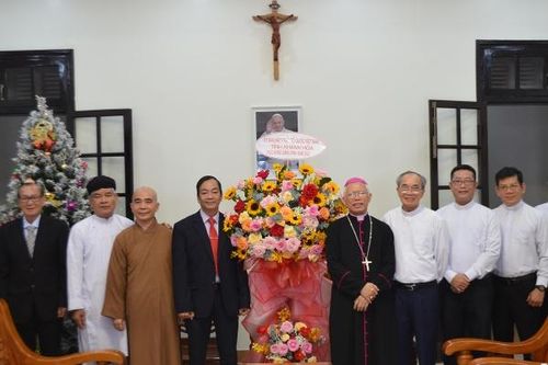 Thăm, tặng quà chúc mừng Giáng sinh các cơ sở tôn giáo