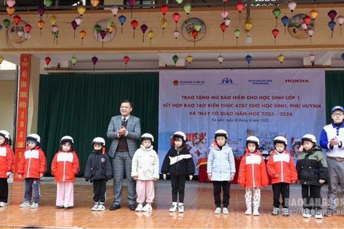 Trao tặng 117 mũ bảo hiểm cho học sinh lớp 1 Trường Tiểu học thị trấn Na Sầm