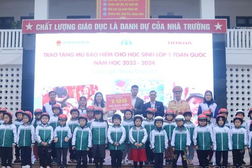 Tặng mũ bảo hiểm cho học sinh lớp 1 trên địa bàn tỉnh