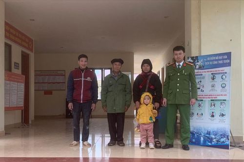 Tìm người nhà cho hai ông cháu đi lạc từ Yên Bái sang Lào Cai