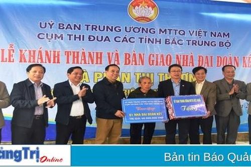 Cụm thi đua Ủy ban MTTQ Việt Nam các tỉnh Bắc Trung Bộ: Tri ân anh hùng liệt sĩ và trao nhà đại đoàn kết cho hộ nghèo
