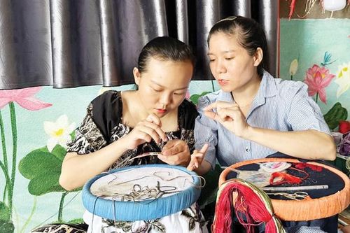 Độc đáo sản phẩm thêu tay truyền thống từ bàn tay khuyết