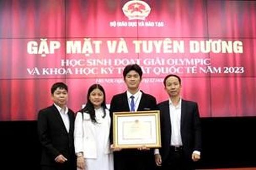 Học sinh Nguyễn Minh Tài Lộc được Bộ trưởng Bộ Giáo dục và Đào tạo tặng bằng khen