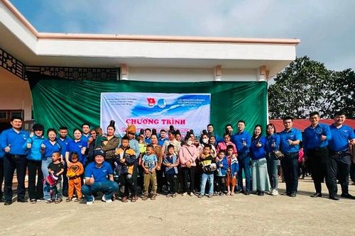 Tuổi trẻ Than Thống Nhất mang yêu thương đến với Sơn La
