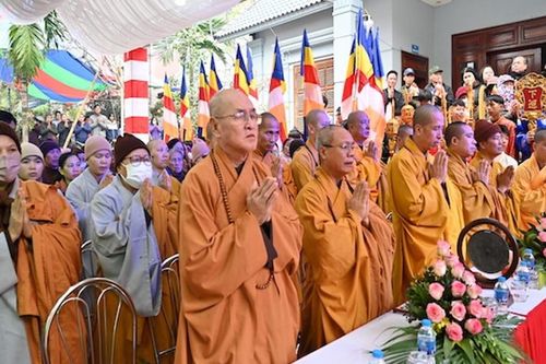 Hải Phòng: Chú nguyện rót đồng đúc tôn tượng Đức Bản Sư Thích Ca Mâu Ni tại chùa Tiên Đồng
