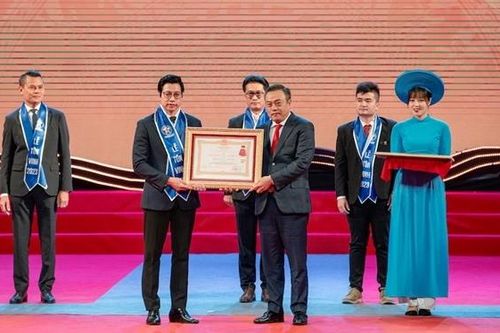 Văn Phú - Invest đón nhận Huân chương lao động hạng Ba