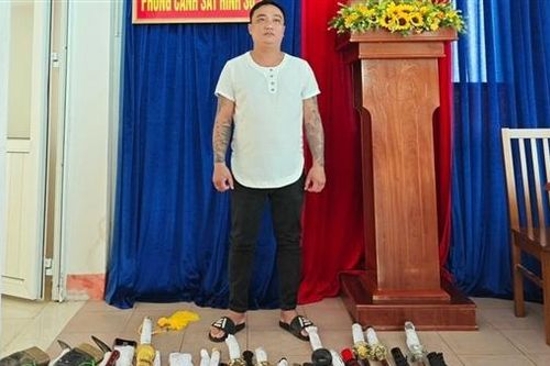 Vợ chồng cho vay lãi nặng 'thủ' cả kho hung khí trong nhà