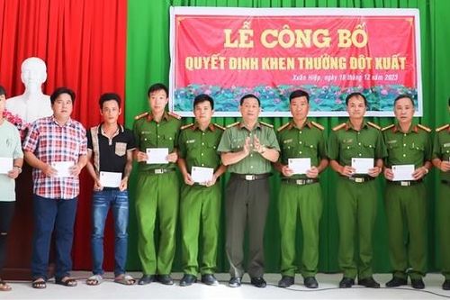 Khen thưởng các tập thể, cá nhân truy bắt nhóm giả danh Công an để cướp tài sản