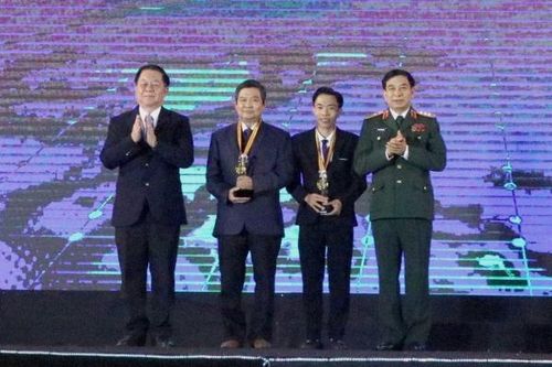 Trao thưởng 22 tác phẩm đoạt giải cuộc thi ảnh 'Tổ quốc bên bờ sóng' lần thứ 2