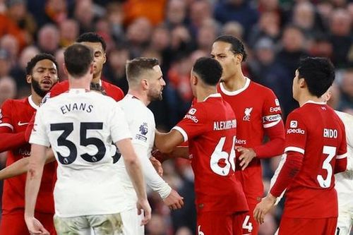 Chơi thiếu người, MU vẫn đá văng Liverpool khỏi ngôi đầu