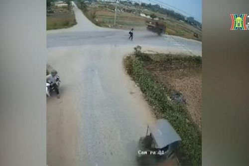 Nam học sinh sang đường kiểu bất chấp