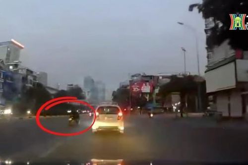 Chuyển làn không chú ý quan sát, ô tô gây tai nạn