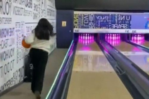 Pha ném bowling 'đi vào lòng đất'