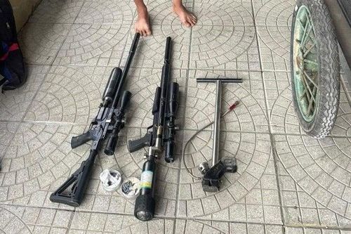 Đang đứng ở chợ, người phụ nữ bất ngờ bị đạn găm trúng ngực