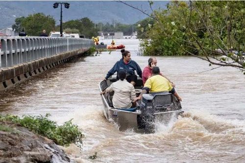 Sân bay bị nhấn chìm khi lũ lụt tràn về vùng Đông Bắc Australia