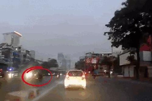 Mắc lỗi 'ngớ ngẩn' khi tham gia giao thông, lái xe máy gặp họa