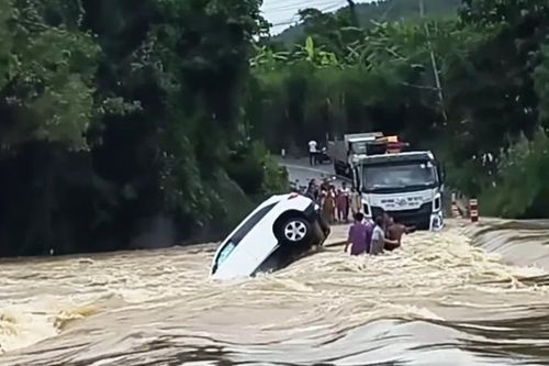 Băng qua cầu tràn, xe Mercedes 5 chỗ bị nước lũ cuốn trôi